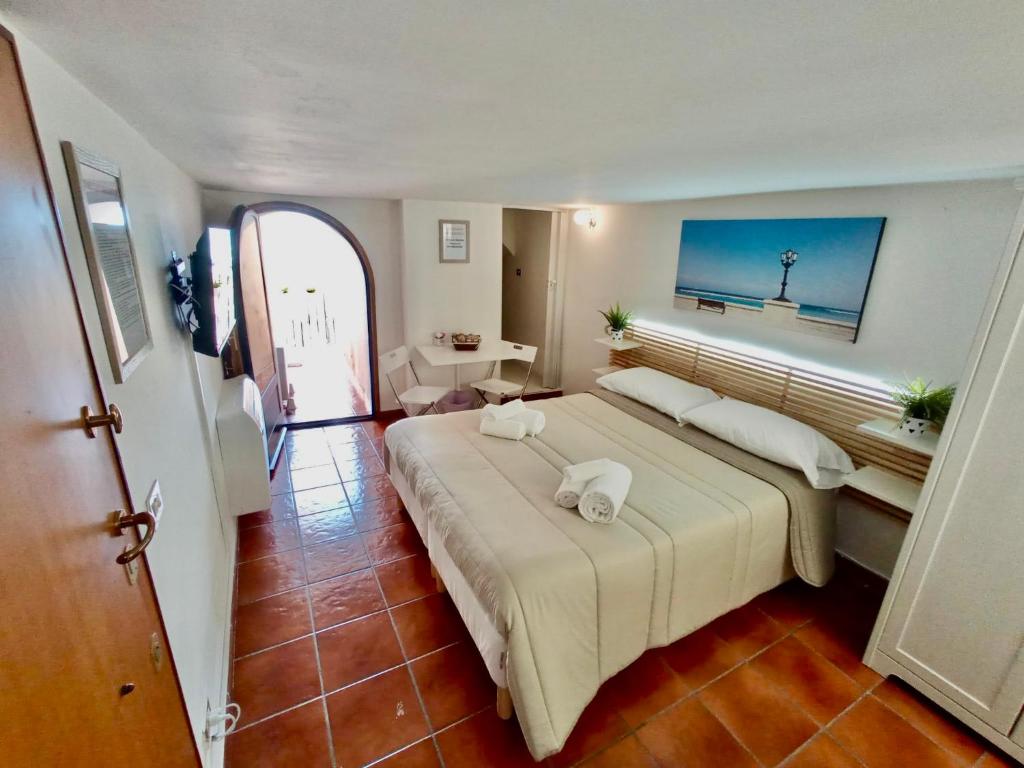 una camera con un grande letto di HomeClass Mercantile a Bari