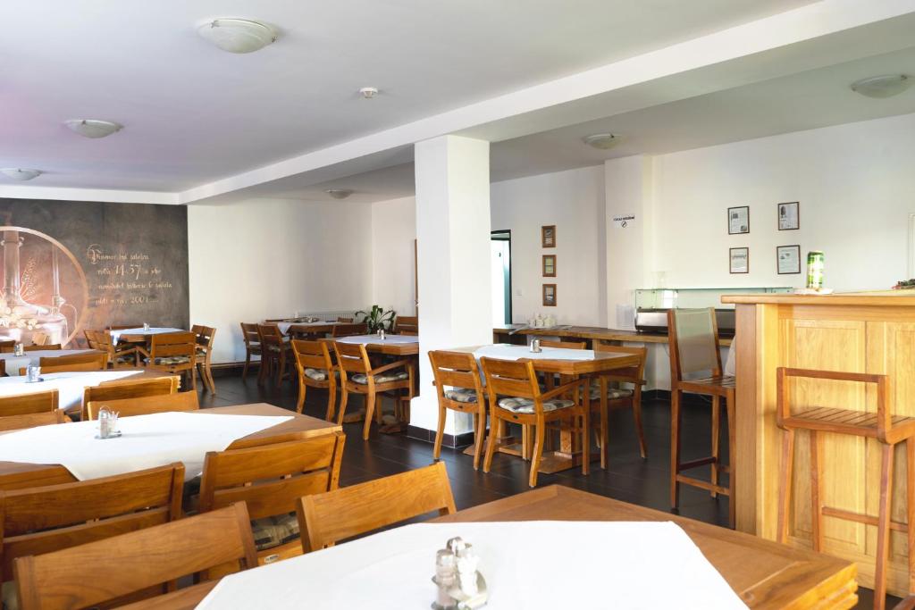Reštaurácia alebo iné gastronomické zariadenie v ubytovaní Hotel Pivovar Kácov