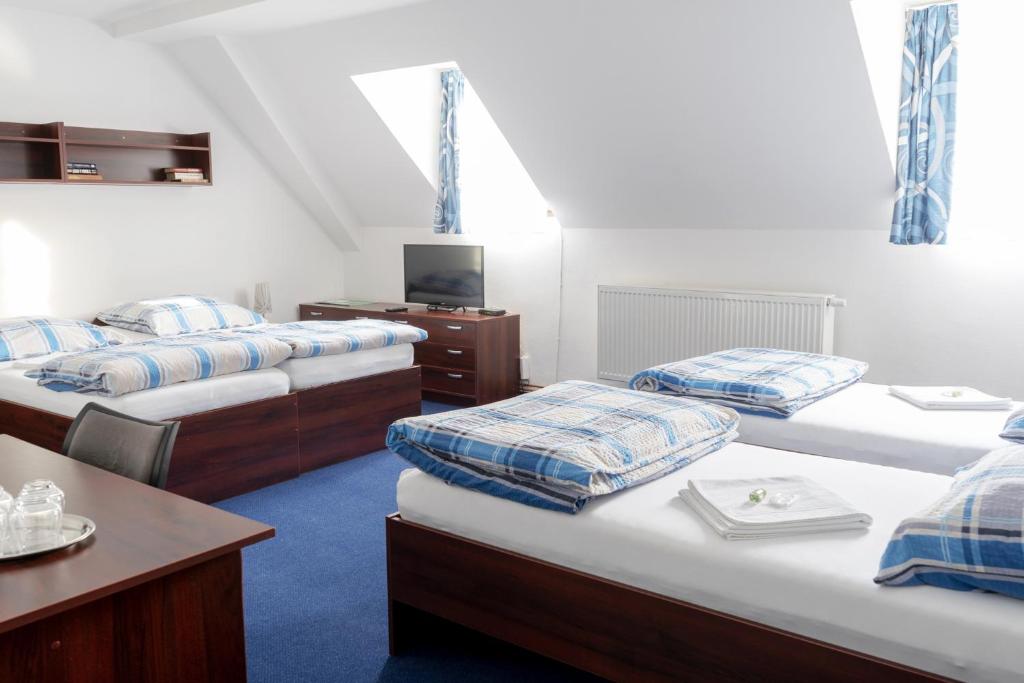 Posteľ alebo postele v izbe v ubytovaní Hotel Pivovar Kácov