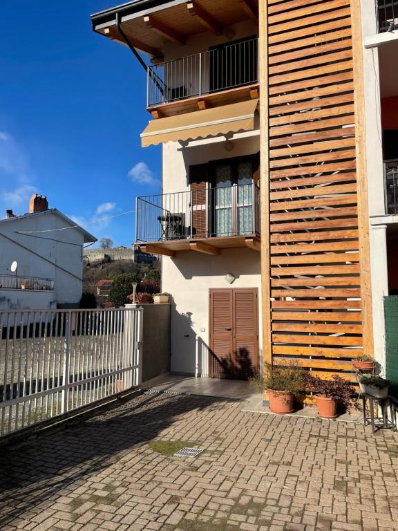 een gebouw met een balkon en een patio bij Camera con vista Castello in Pavone Canavese