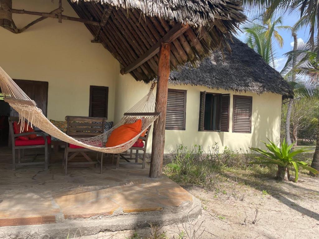 Zahrada ubytování Embedodo Beach House, Ushongo beach, Pangani