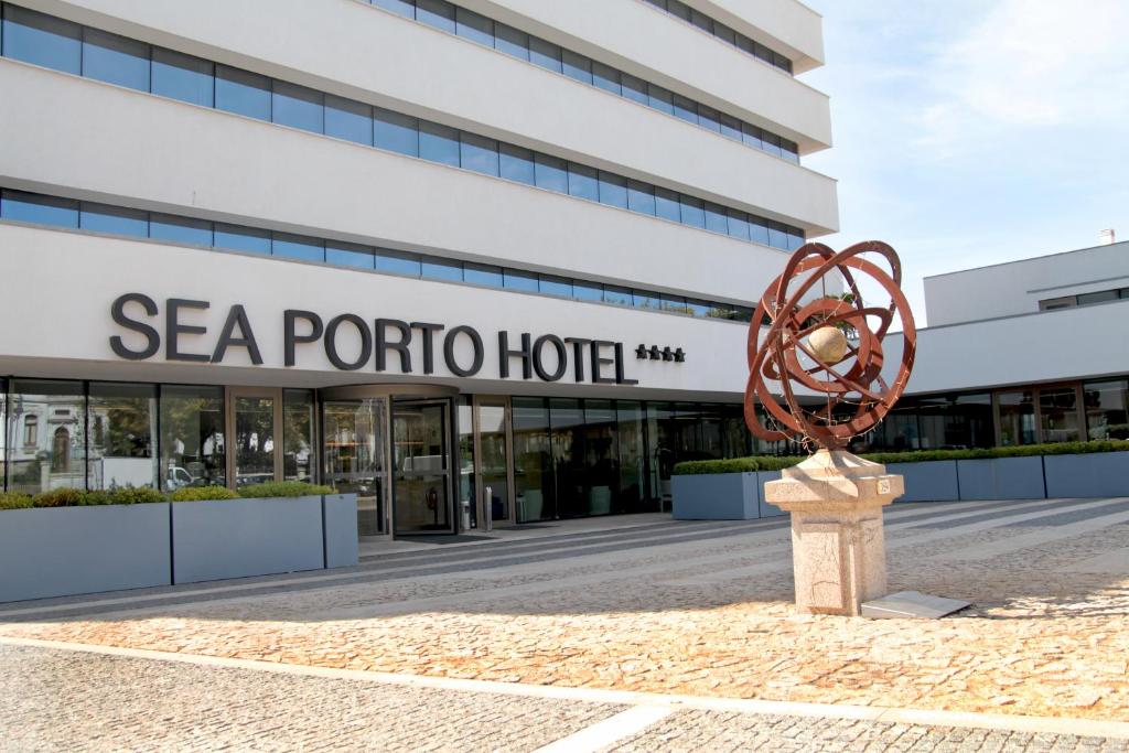 uma escultura em frente a um hotel Sea Porto em Sea Porto Hotel em Matosinhos