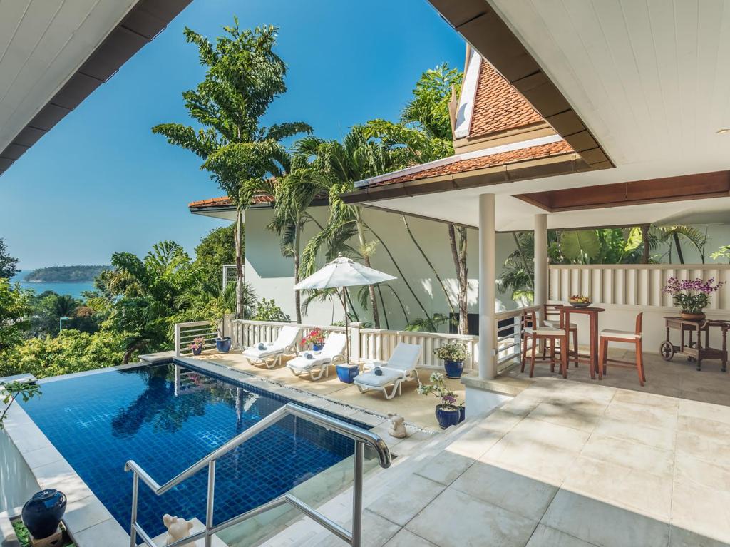 un'immagine di una piscina in una casa di Villa Mauao - Luxury Villa in Katamanda, Kata a Kata Beach