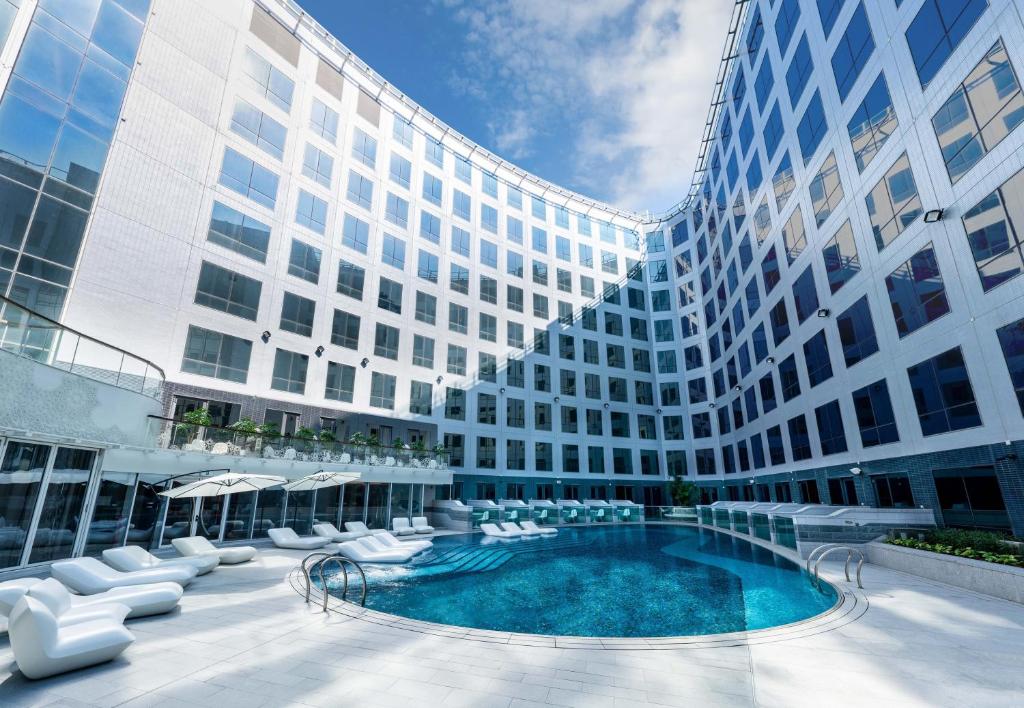 Bazén v ubytování Regala Skycity Hotel nebo v jeho okolí