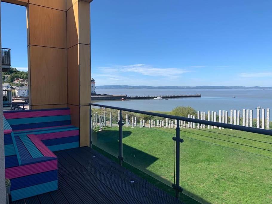 uma varanda de uma casa com vista para a água em Sea View Penthouse Marina Apartment em Portishead