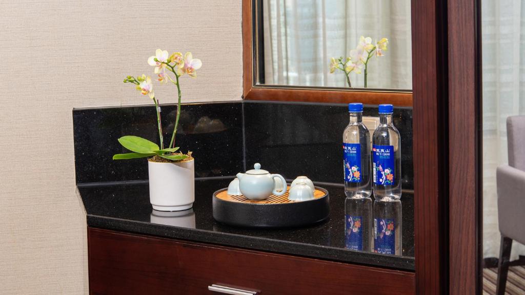 Příslušenství pro přípravu čaje a kávy v ubytování Binbei Yiho Hotel