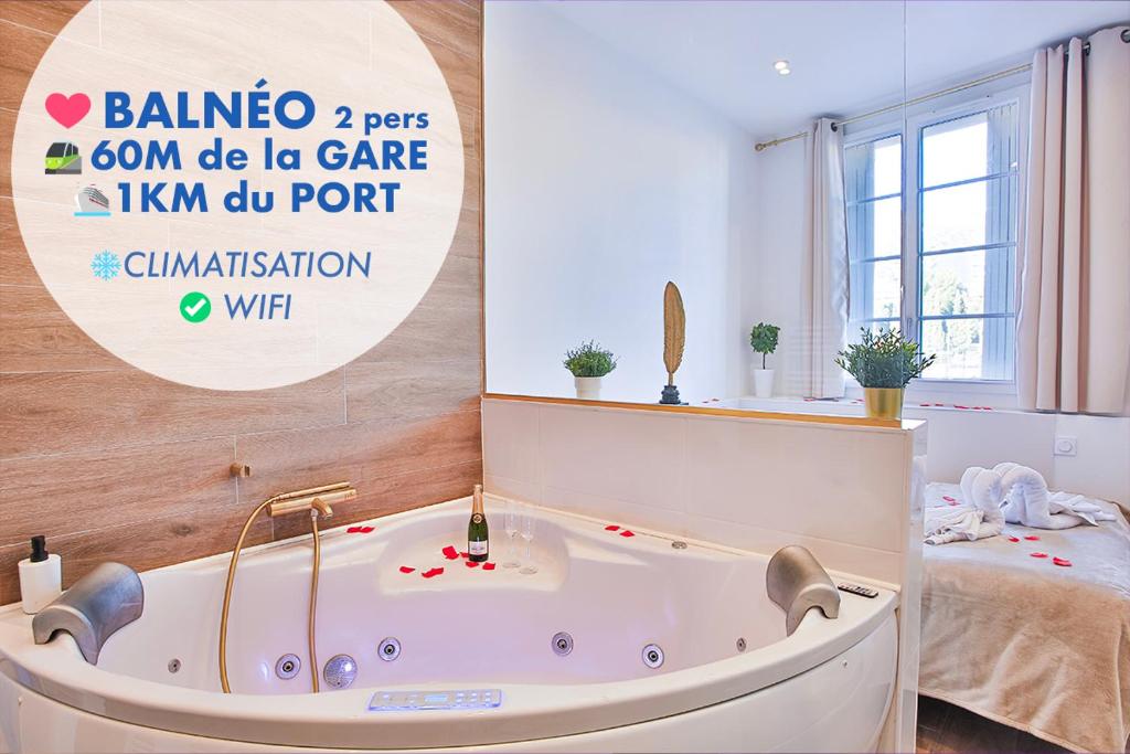 Escapade en Amoureux T2 luxueux, Love Room avec balnéo, 60m gare - hypercentre - La Porte Bleue 4 في تولون: حوض استحمام في غرفة مع سرير
