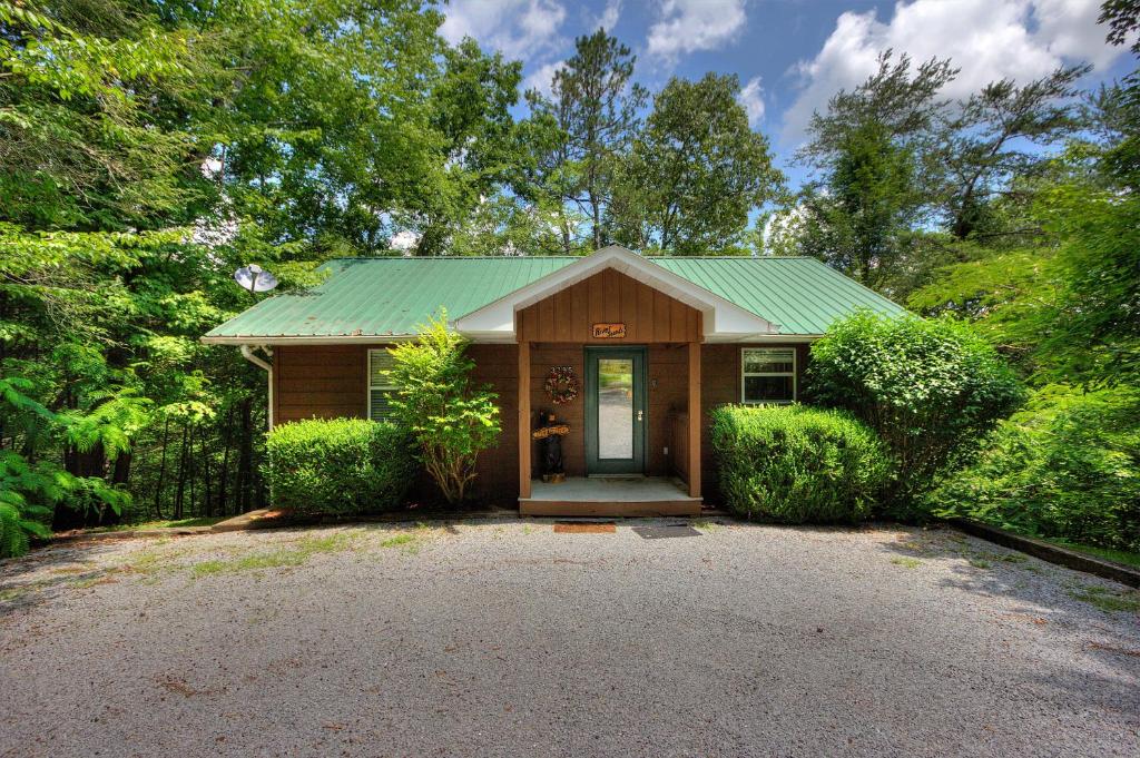 セバービルにあるRiver Sounds #121の緑の屋根と車道のある小さな家