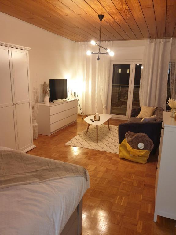 ein Schlafzimmer mit einem Bett und ein Wohnzimmer in der Unterkunft Ferienwohnung Christina in Bad Neuenahr-Ahrweiler