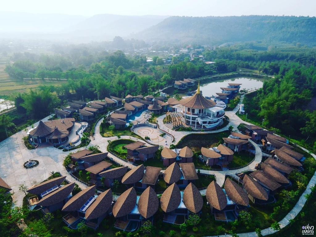 une vue aérienne sur un complexe avec de nombreux bâtiments dans l'établissement Phurua Sanctuary Resort and Spa, à Phu Ruea