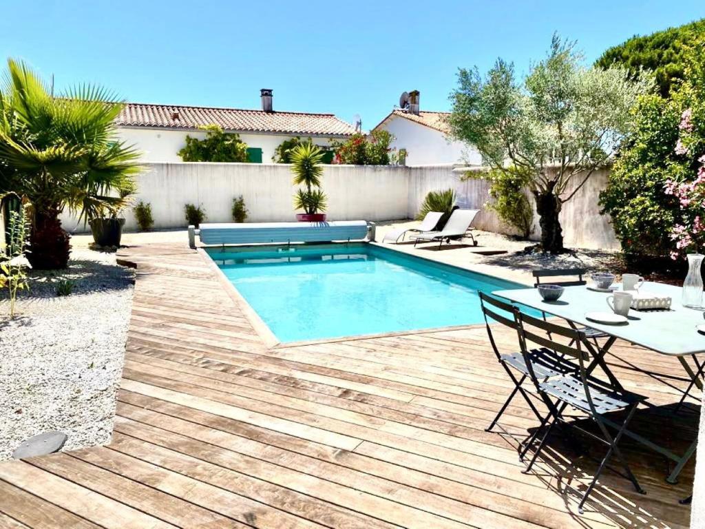 Bazén v ubytování Villa piscine a La Flotte en Re nebo v jeho okolí