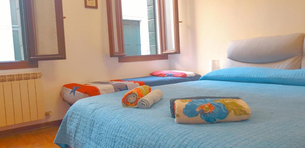 1 dormitorio con 3 camas con almohadas en Magic Casanova Flat in the heart of Venice, en Venecia