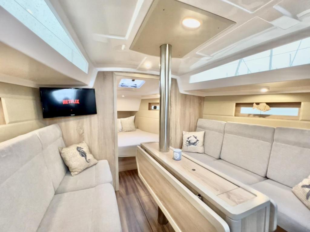 sala de estar con sofá y TV en Hausboot Segelyacht Nui, en Burgtiefe auf Fehmarn 