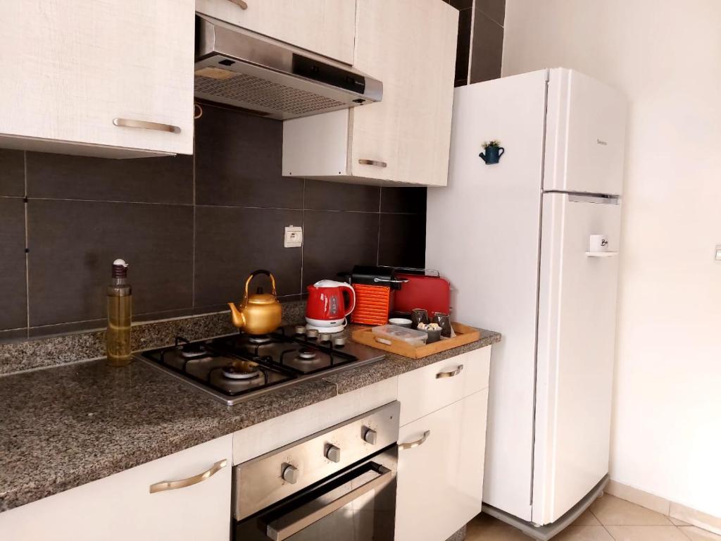 Cuisine ou kitchenette dans l'établissement Charite Host Appartement , Wifi et Parking Gratuit