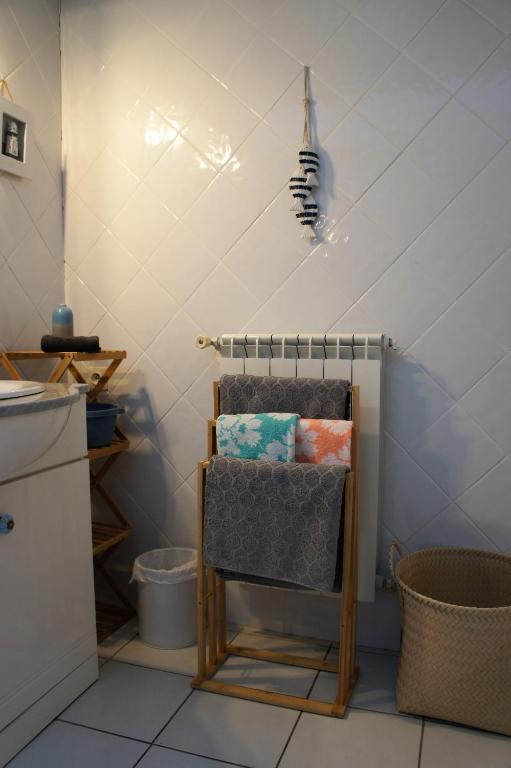 Pokój z krzesłem i podłogą wyłożoną kafelkami w obiekcie Chambre Coeur de Ville w mieście Limoux