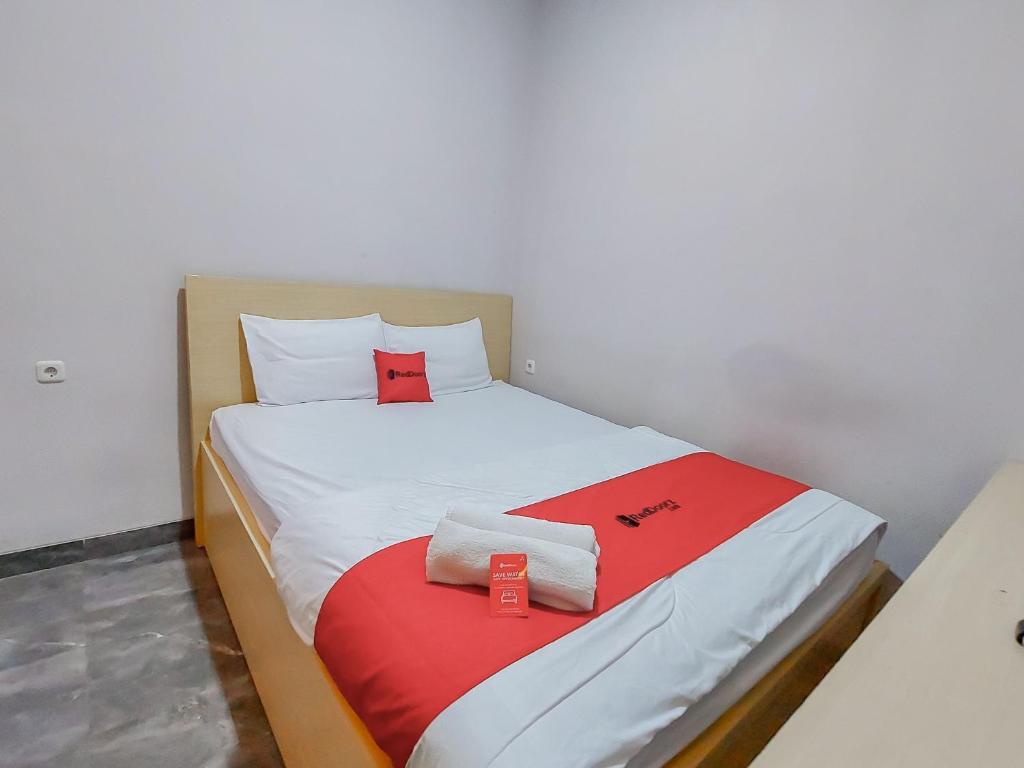 A bed or beds in a room at Reddoorz at Cempaka Guesthouse Tarakan