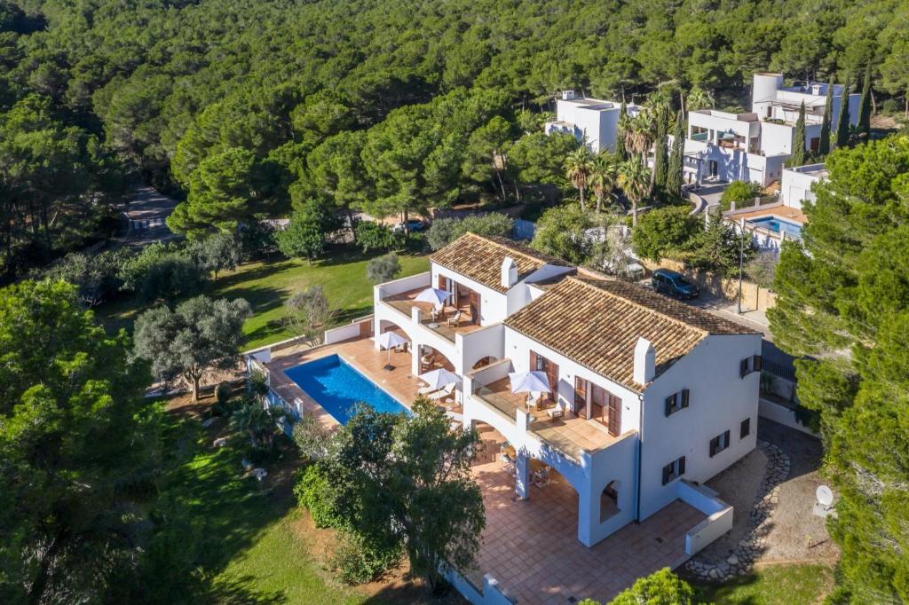 una vista aérea de una casa con piscina en Villa Font de sa Cala, en Font de Sa Cala