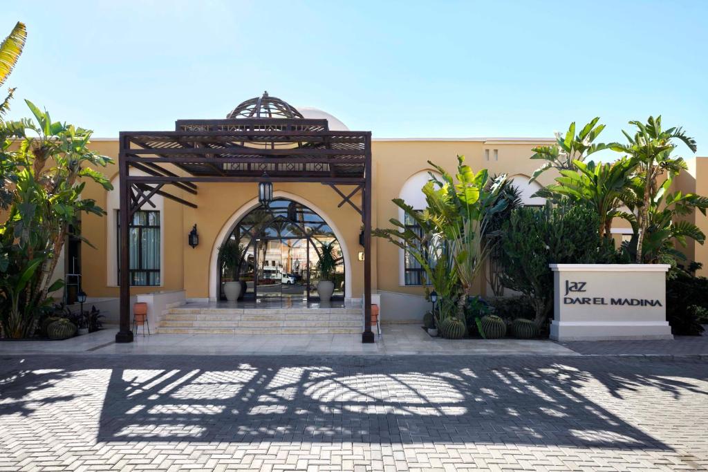 una entrada a un edificio con un arco en Jaz Dar El Madina en Coraya Bay