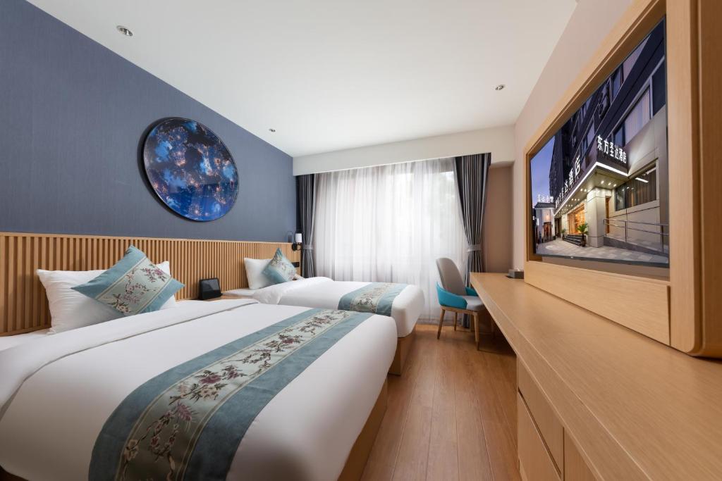East Sacred Hotel--Very near Beijing Tiananmen Square ,the Forbidden City,The temple of heaven ,3 minutes' walk to Wangfujing subway ,Located in the center of Beijing, many shopping malls around,Newly renovated hotel-Able to receive foreign guests - Superior Twin Room