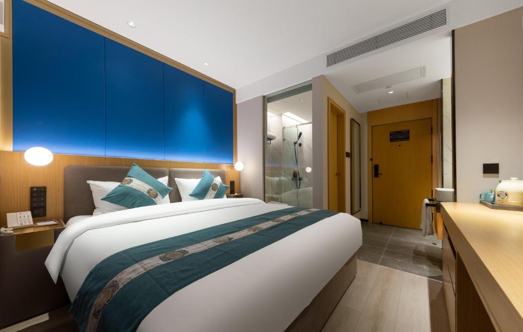 East Sacred Hotel--Very near Beijing Tiananmen Square ,the Forbidden City,The temple of heaven ,3 minutes' walk to Wangfujing subway ,Located in the center of Beijing, many shopping malls around,Newly renovated hotel-Able to receive foreign guests - Double Room