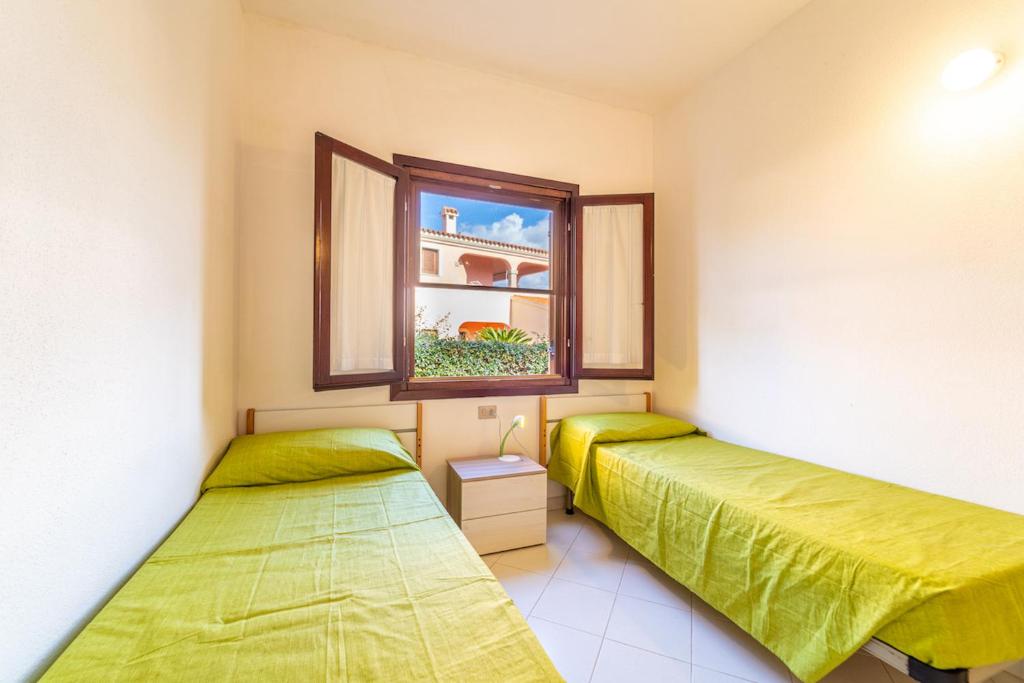 Łóżko lub łóżka w pokoju w obiekcie ISS Travel, Ambra apartments - 800 m from La Cinta beach