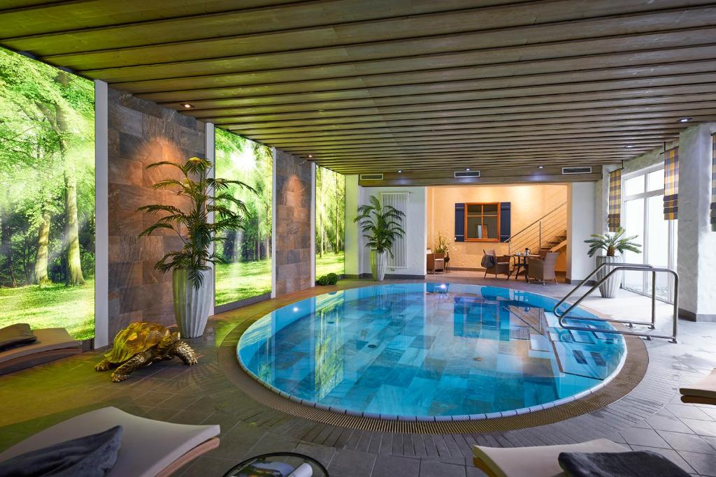 a large swimming pool in a house with at WILLINO Privathotel in Willingen