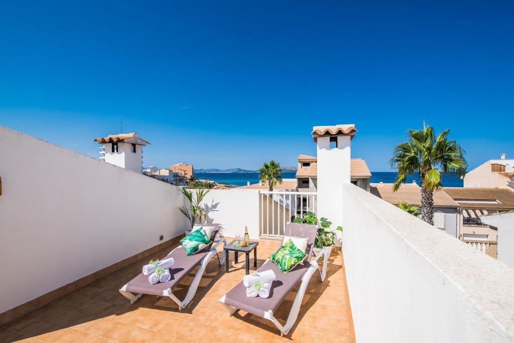 een balkon met stoelen en uitzicht op de oceaan bij Ideal Property Mallorca - Casa Catalina in Can Picafort