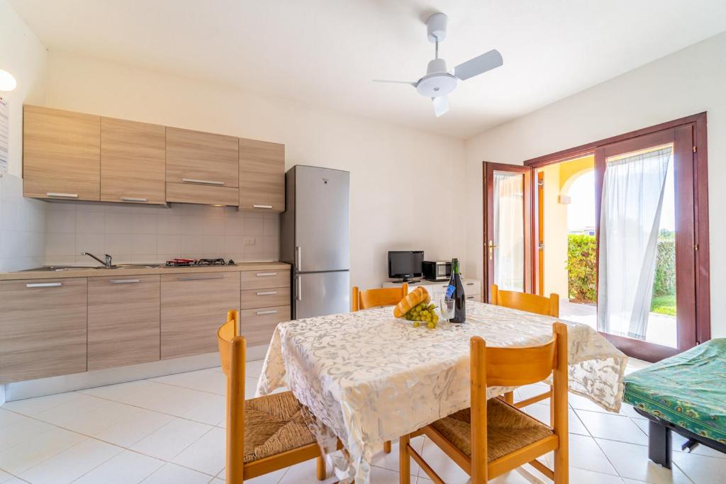 Kuchnia lub aneks kuchenny w obiekcie ISS Travel, Ambra apartments - 800 m from La Cinta beach