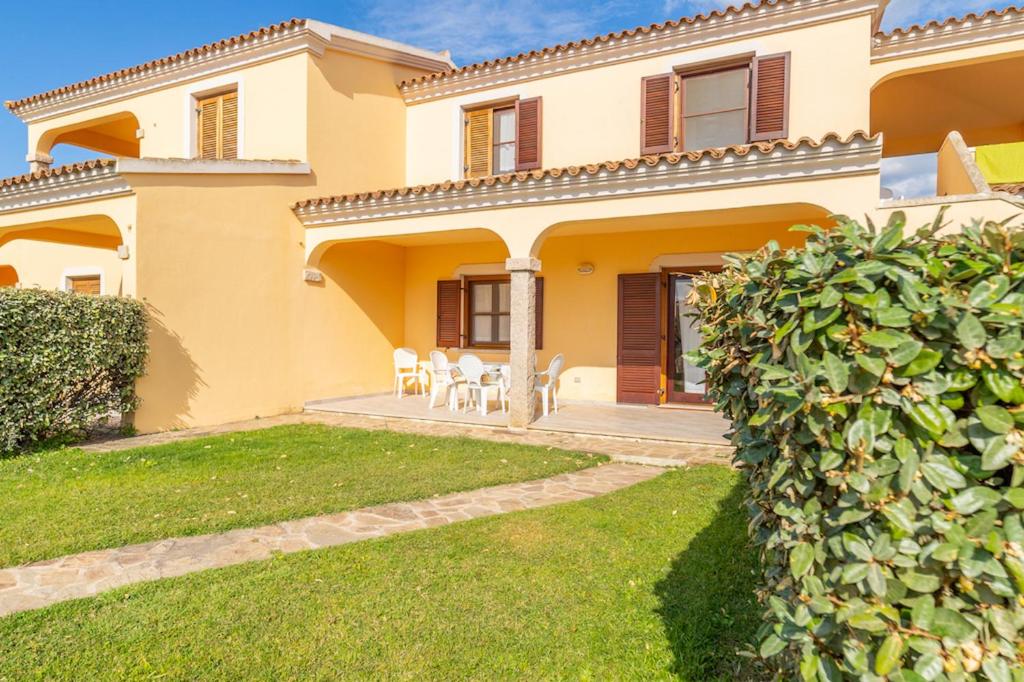 dom z trawnikiem przed nim w obiekcie ISS Travel, Ambra apartments - 800 m from La Cinta beach w mieście San Teodoro