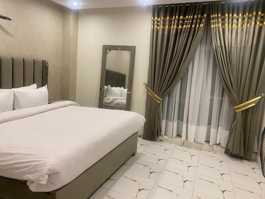Burj Al Bahria Town Luxury Suites - One-Bedroom Apartment
