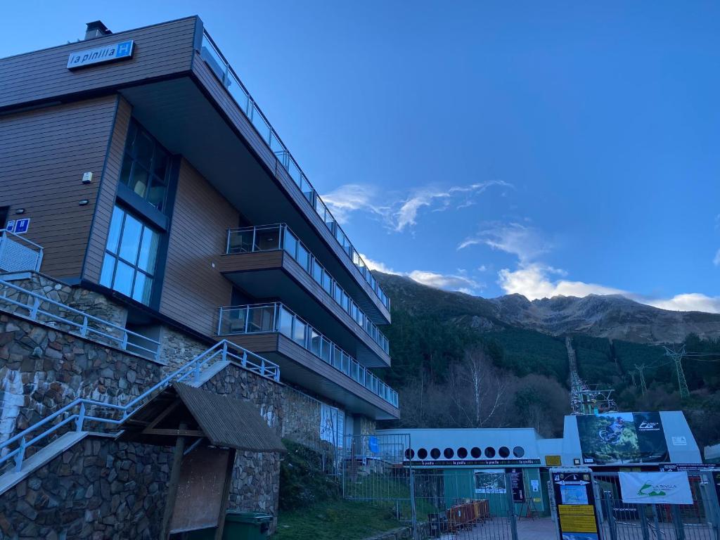 un edificio con vistas a la montaña en Hostal La Pinilla en Segovia