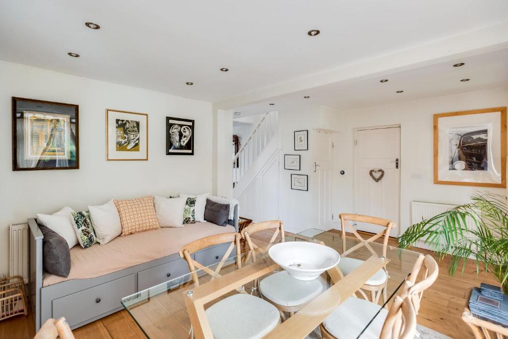 sala de estar con sofá, mesa y sillas en Orchard - 3 Bedroom House Headington & parking & garden en Oxford
