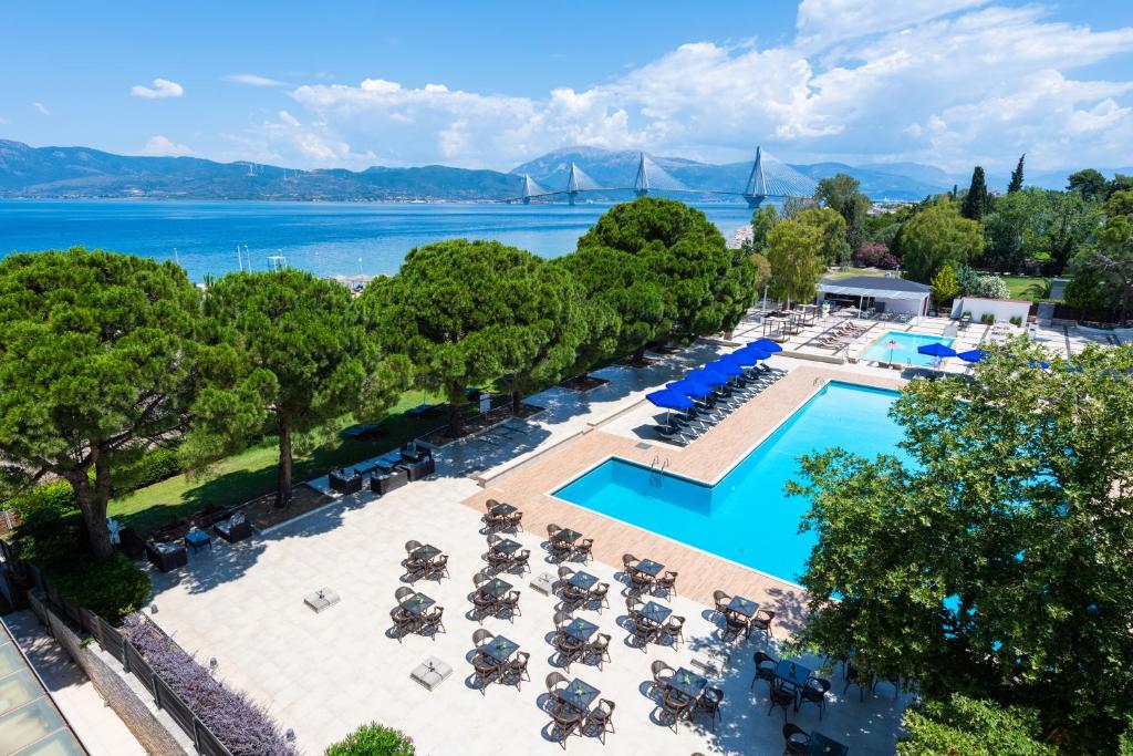 - une vue aérienne sur un complexe avec une piscine dans l'établissement Porto Rio Hotel, à Patras