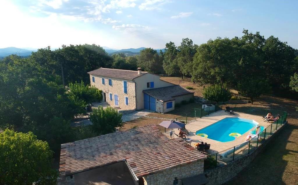 an aerial view of a house and a swimming pool at Villa élégante à Méjannes-lès-Alès avec piscine privée in Méjannes-lès-Alès