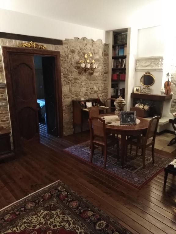 a living room with a table and a dining room at Dimora Giosafatti in Ascoli Piceno