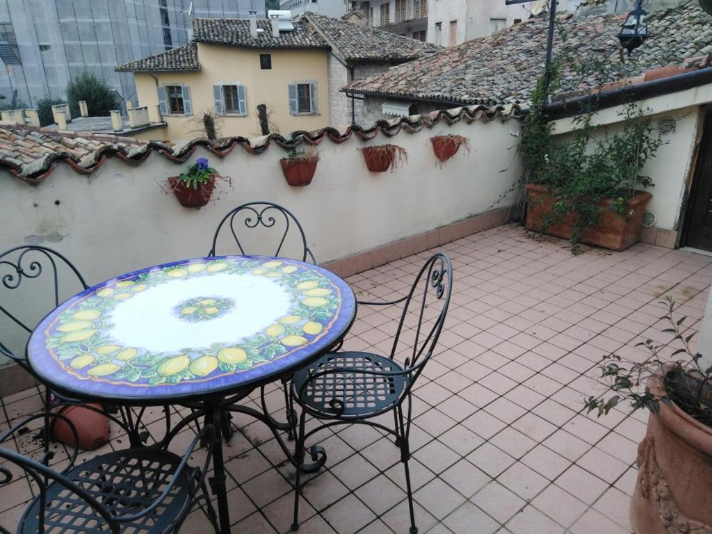 un tavolo e sedie seduti su un patio di Dimora Giosafatti ad Ascoli Piceno
