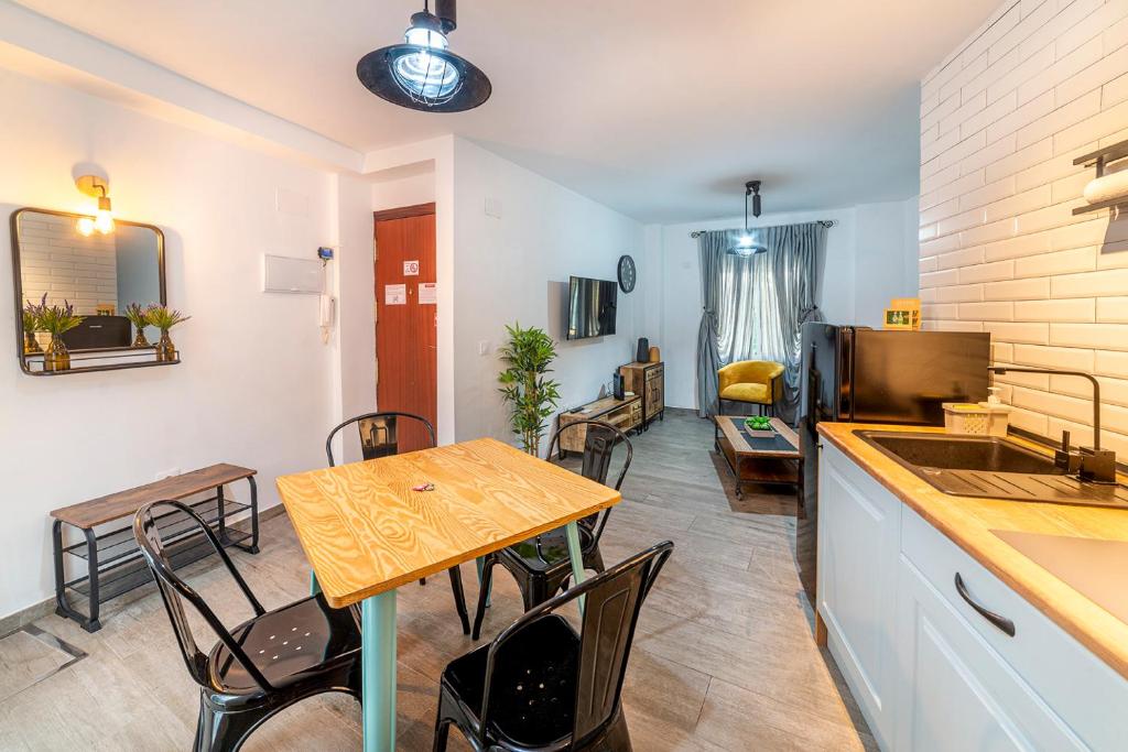 A kitchen or kitchenette at Alohamundi Molino
