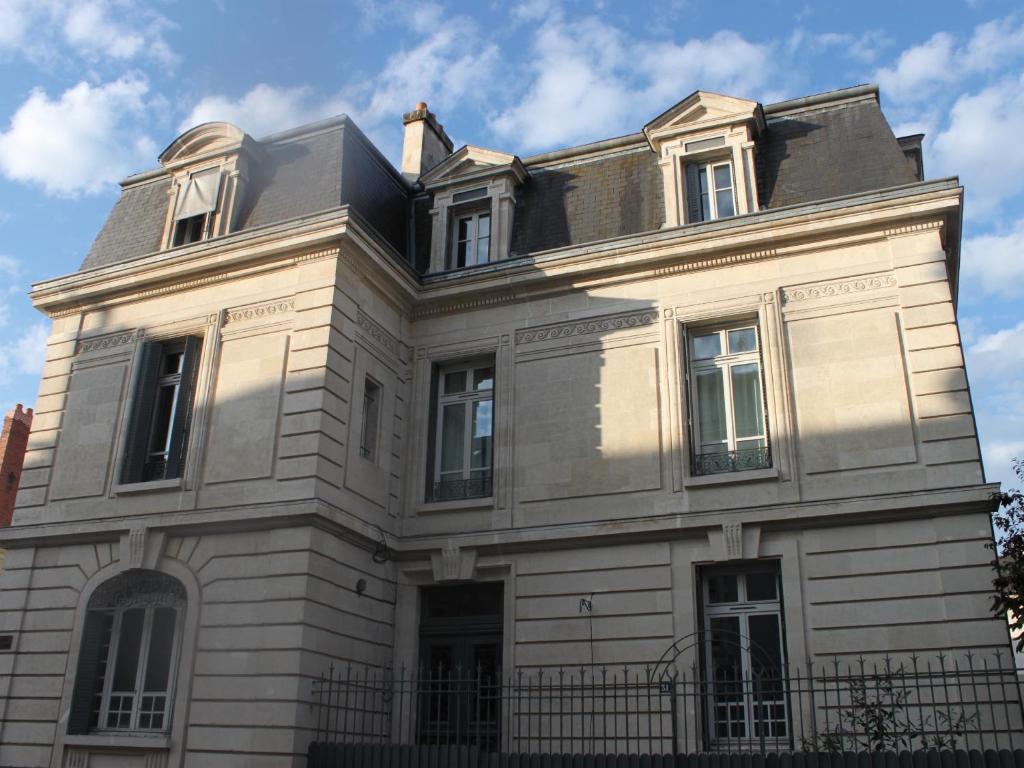 リモージュにあるLa Maison Blanche - AppartHôtels climatisés de charme Chic & Cosy - Centre-villeの窓付きの大きな建物