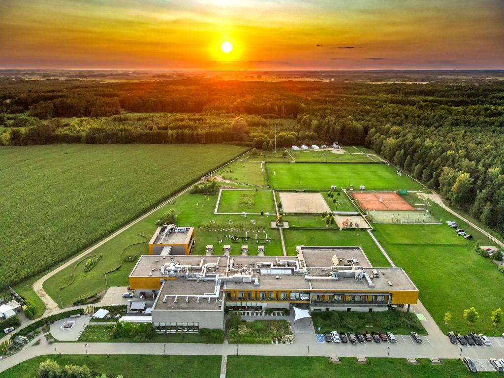 Východ nebo západ slunce při pohledu z hotelu nebo okolí