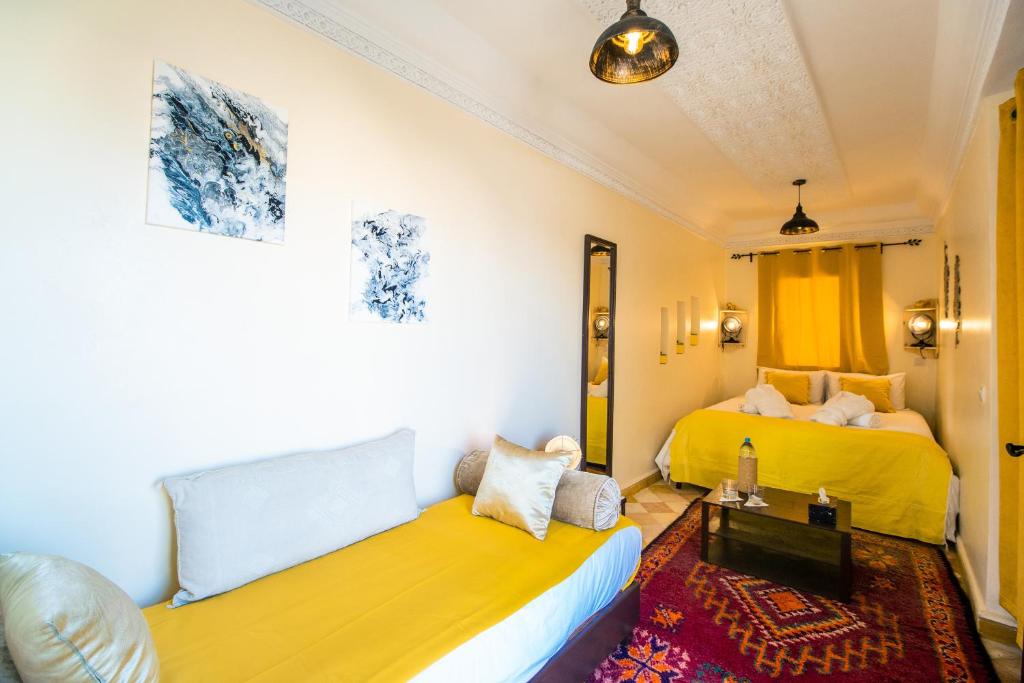 Postel nebo postele na pokoji v ubytování ArtHouse Cinema Hotel