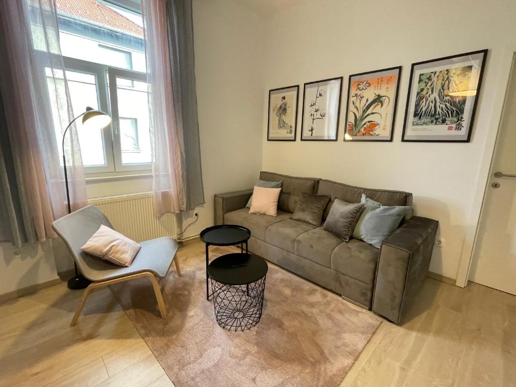 un soggiorno con divano e sedia di At Home - City Center Zagreb a Zagabria