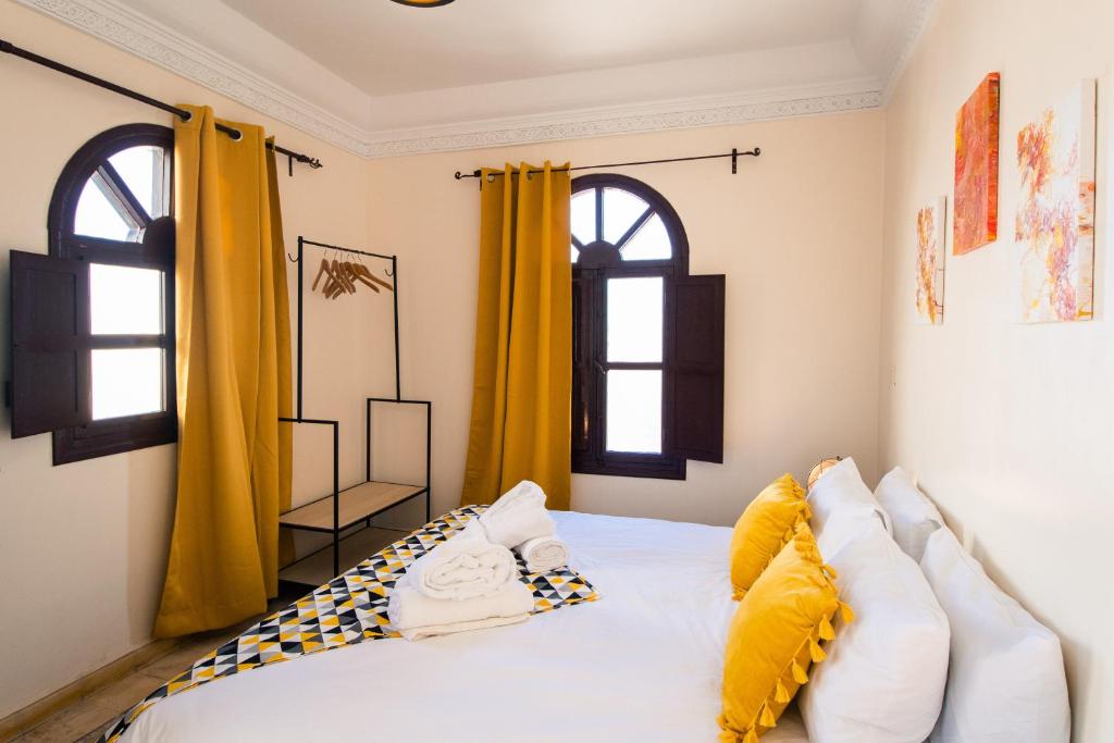 Postel nebo postele na pokoji v ubytování ArtHouse Cinema Hotel