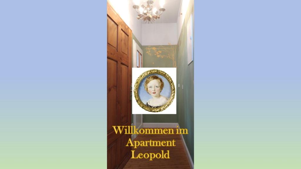 un pasillo con un retrato de una mujer en una foto en Apartment Leopold mit Balkon, en Coburg