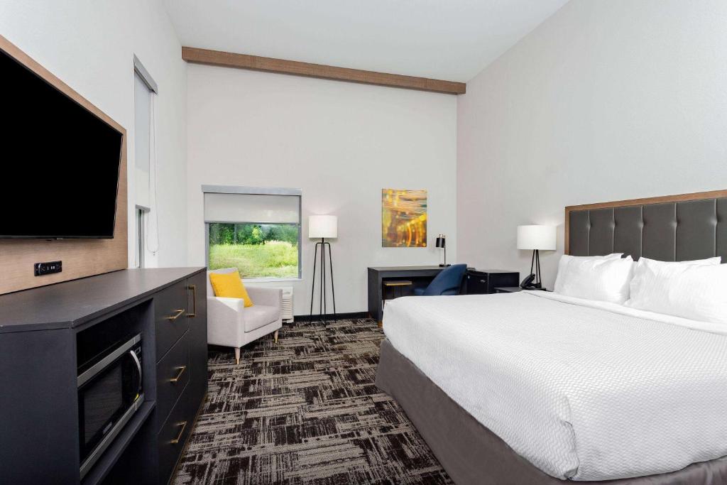 LaQuinta Suites by Wyndham South Bend Notre Dame Area photo