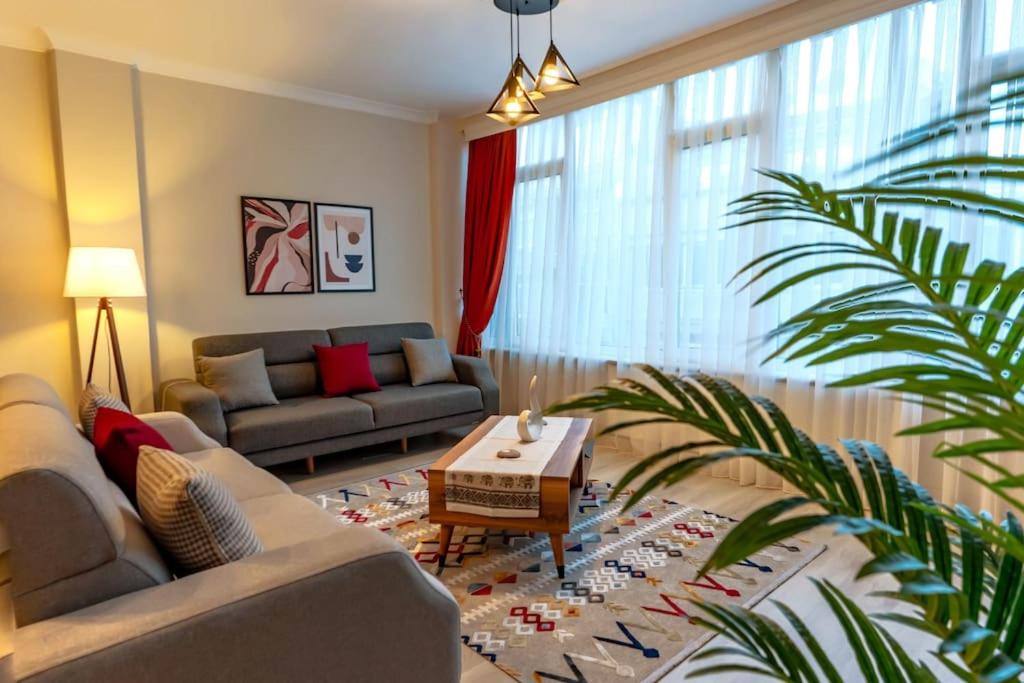 uma sala de estar com um sofá e uma mesa em Nişantaşı cadde üzeri.Metro istasyonu 1 dakika em Istambul