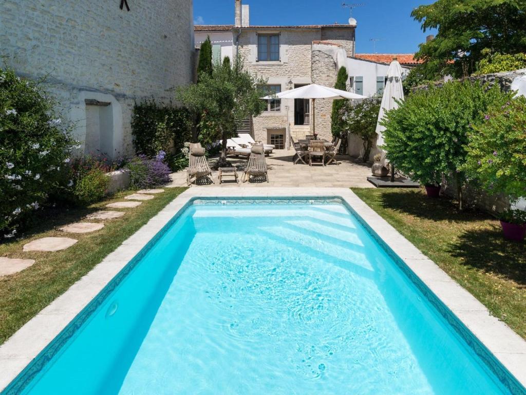een zwembad in de achtertuin van een huis bij Charming villa in Le Bois-Plage with private pool in Le Bois-Plage-en-Ré