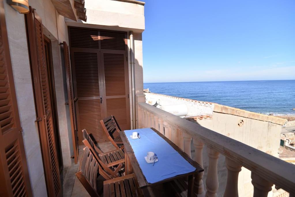 uma varanda com uma mesa e cadeiras e o oceano em Villa Mar in Port de Valldemossa em Valldemossa