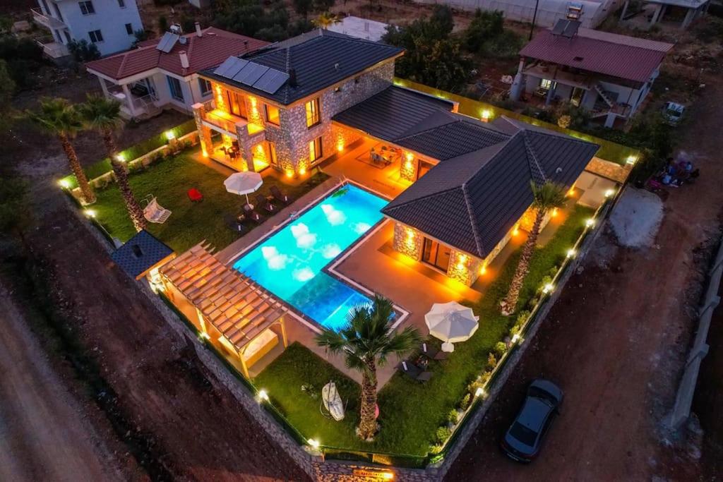 una vista aérea de una casa con piscina en Villa Diamond fethiye, en Fethiye