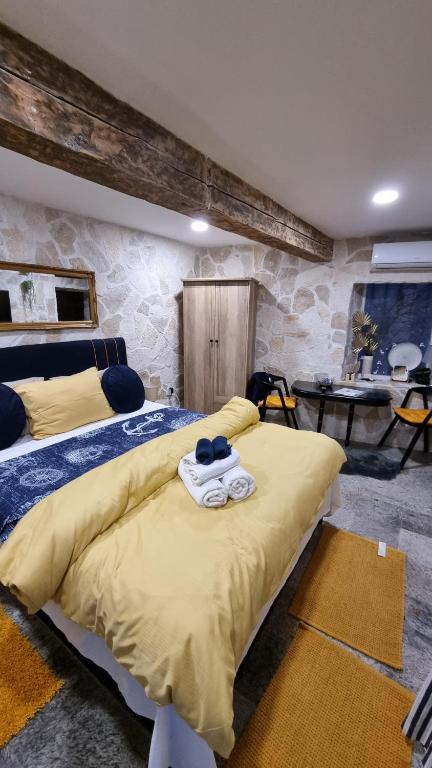 Posteľ alebo postele v izbe v ubytovaní Stone studio