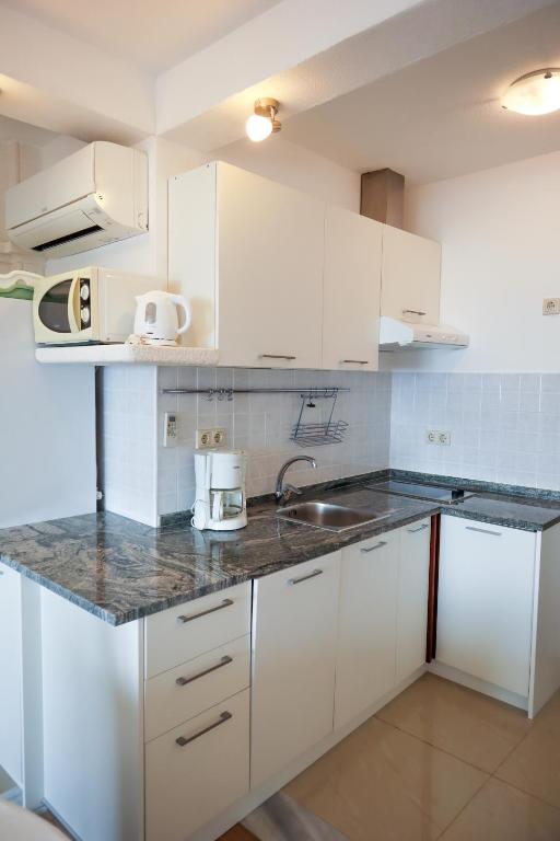 Kuchyňa alebo kuchynka v ubytovaní Apartment Amore - 2 bedroom, 2 bathroom, sea view terrace, 250m from beach